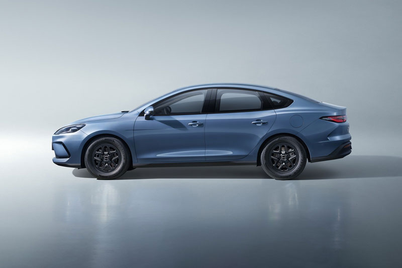 Xe sedan hạng C động cơ PHEV, tiêu thụ 3,08 lít xăng/100 km, giá gần 300 triệu đồng