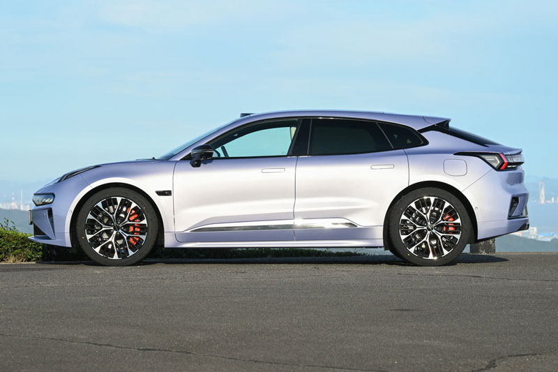 Xe hơi hạng sang dài gần 5 mét, công suất 907 mã lực, giá gần 1 tỷ đồng