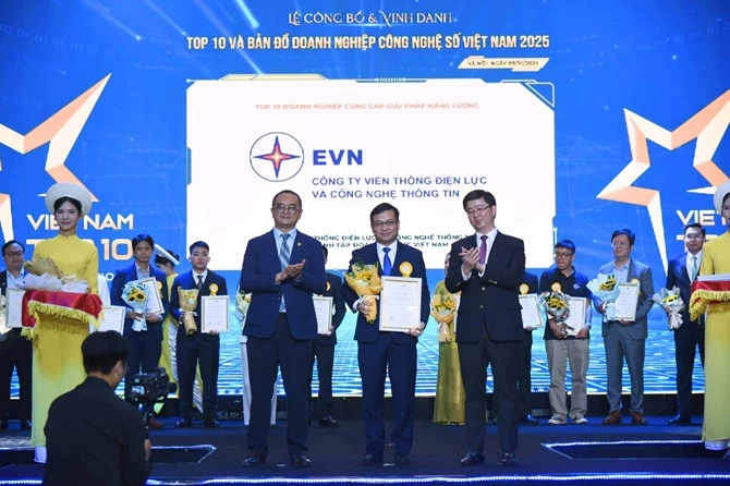 Ông Nguyễn Trường Giang - Phó Giám đốc EVNICT đại diện nhận giải TOP 10 Doanh nghiệp cung cấp Giải pháp năng lượng