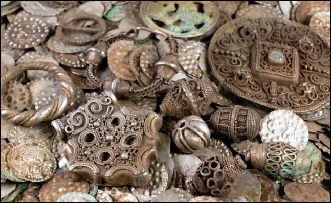 Đi đào giun, người đàn ông may mắn phát hiện kho báu khổng lồ