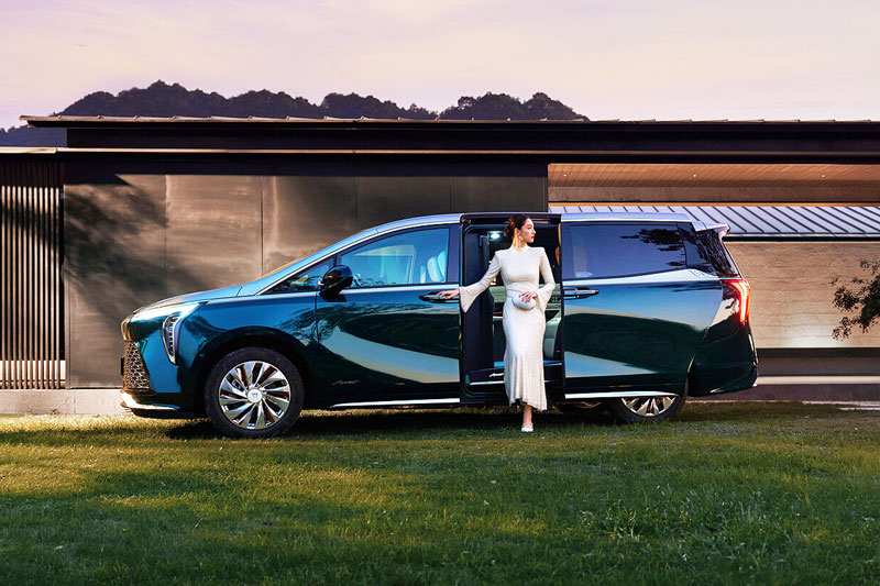 ‘Chuyên cơ mặt đất’ hạng sang, giá gần 2 tỷ đồng, cạnh tranh cùng Toyota Alphard