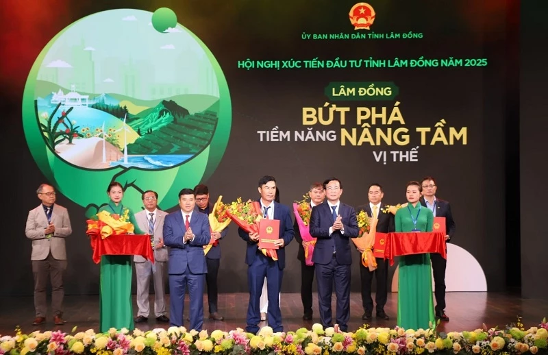 Lãnh đạo tỉnh Lâm Đồng trao quyết định chấp thuận chủ trương đầu tư cho các doanh nghiệp.