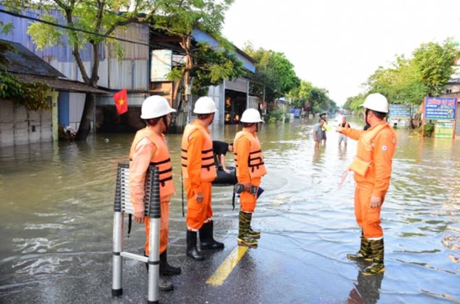 Công nhân EVNHANOI kiểm tra hiện trường tại khu vực Sóc Sơn. Công nhân EVNHANOI kiểm tra hiện trường tại khu vực Sóc Sơn.
