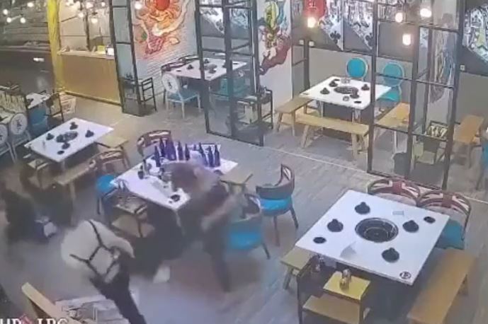 Say rượu chọc nhầm nữ cao thủ Taekwondo, hai gã đàn ông lĩnh đòn đau nhớ đời