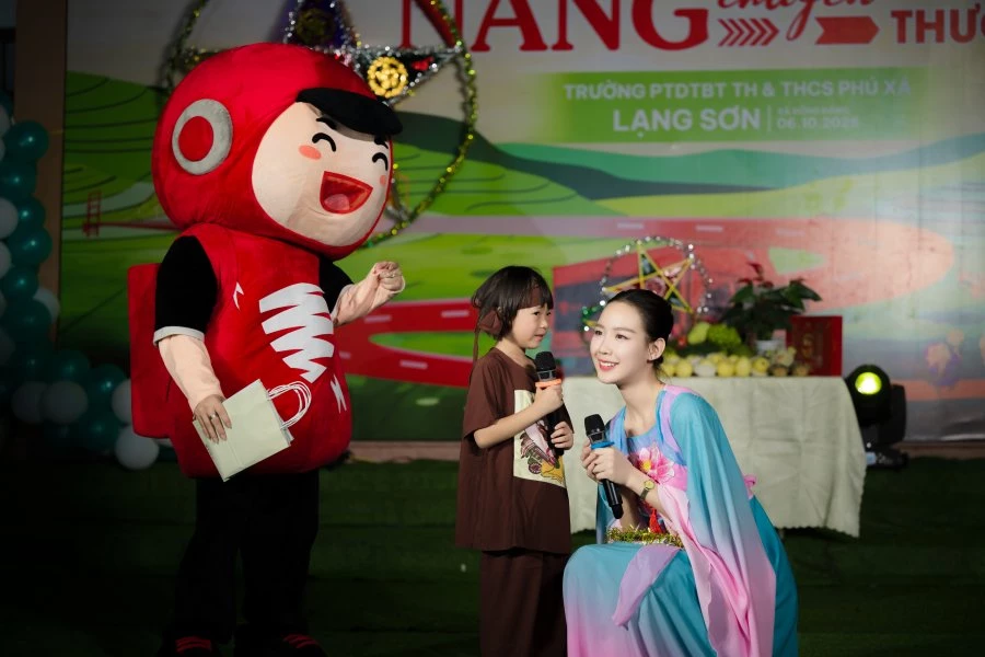 Hoa hậu Bảo Ngọc hoá thân chị Hằng vui trung thu cùng các em nhỏ. Hoa hậu Bảo Ngọc hoá thân chị Hằng vui trung thu cùng các em nhỏ.