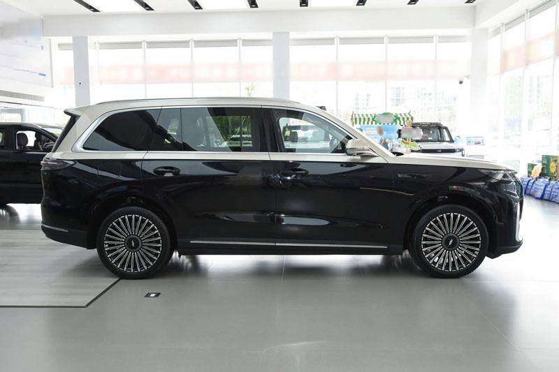 SUV dài hơn 5,2 mét, công suất 462 mã lực, siêu tiết kiệm xăng, trang bị tối tân, giá gần 740 triệu