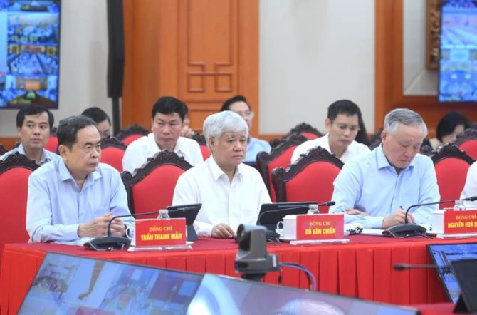 Các đồng chí lãnh đạo Đảng, Nhà nước tham dự phiên họp. Các đồng chí lãnh đạo Đảng, Nhà nước tham dự phiên họp.