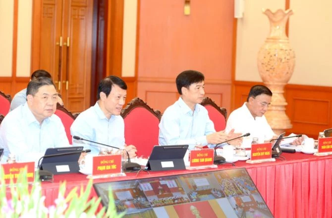 Các đồng chí lãnh đạo Đảng, Nhà nước tham dự phiên họp. Các đồng chí lãnh đạo Đảng, Nhà nước tham dự phiên họp.