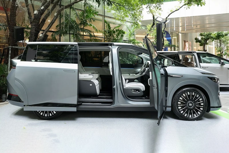 MPV siêu sang, công suất 320 mã lực, giá gần 2,3 tỷ đồng, so kè cùng Toyota Alphard