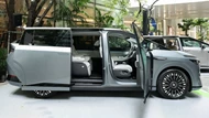 MPV siêu sang, công suất 320 mã lực, giá gần 2,3 tỷ đồng, so kè cùng Toyota Alphard
