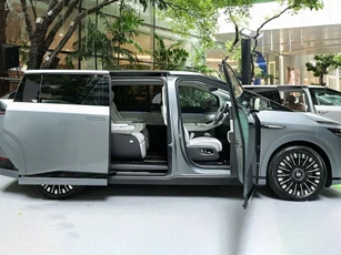 MPV siêu sang, công suất 320 mã lực, giá gần 2,3 tỷ đồng, so kè cùng Toyota Alphard