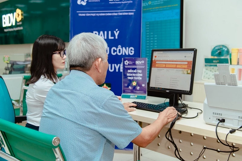 Nhân viên BIDV Bình Định hỗ trợ người dân thực hiện dịch vụ công trực tuyến.