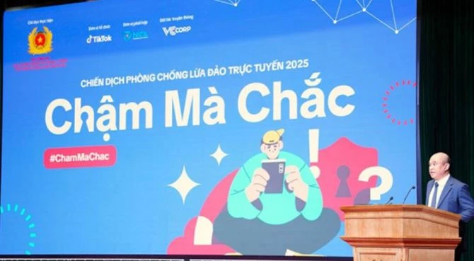 Đại tá Hà Văn Bắc chia sẻ tại buổi lễ Công bố Chiến dịch chống lừa đảo trực tuyến năm 2025 "Chậm mà chắc". Ảnh: TTXVN Đại tá Hà Văn Bắc chia sẻ tại buổi lễ Công bố Chiến dịch chống lừa đảo trực tuyến năm 2025 "Chậm mà chắc". Ảnh: TTXVN