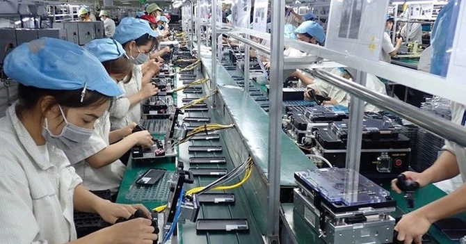 Doanh nghiệp sản xuất thiết bị điện tử được hưởng ưu đãi về thuế thu nhập doanh nghiệp phải có doanh thu từ hoạt động sản xuất thiết bị điện tử chiếm ít nhất 70% tổng doanh thu của doanh nghiệp Doanh nghiệp sản xuất thiết bị điện tử được hưởng ưu đãi về thuế thu nhập doanh nghiệp phải có doanh thu từ hoạt động sản xuất thiết bị điện tử chiếm ít nhất 70% tổng doanh thu của doanh nghiệp