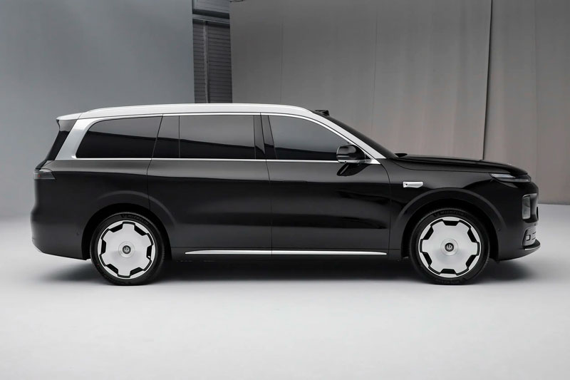 SUV hạng sang dài hơn 5,2 mét, công suất 724 mã lực, giá cực hấp dẫn