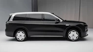 SUV hạng sang dài hơn 5,2 mét, công suất 724 mã lực, giá cực hấp dẫn