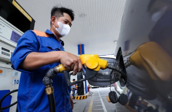 Giá xăng tăng, giá dầu giảm