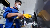 Giá xăng tăng, giá dầu giảm