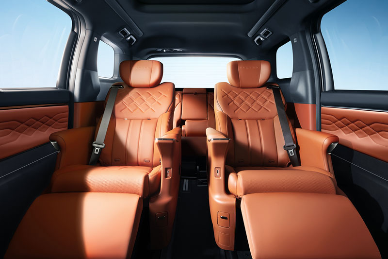 Xe MPV PHEV công suất 408 mã lực, trang bị tối tân, giá gần 1 tỷ đồng, cạnh tranh với Toyota Alphard