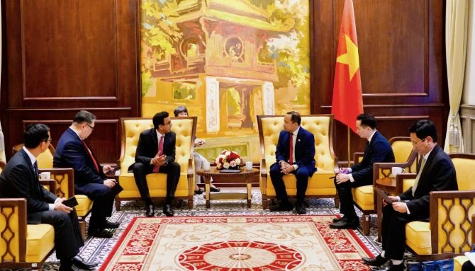 Quang cảnh buổi làm việc. Quang cảnh buổi làm việc.