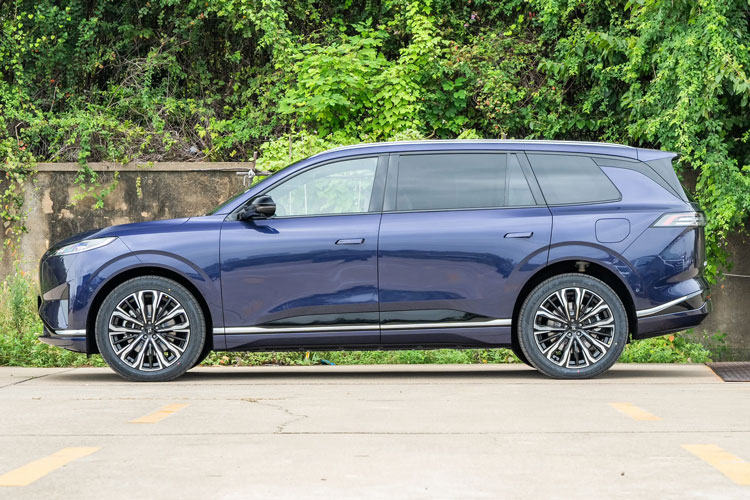 SUV dài hơn 5 mét, công suất 268 mã lực, giá gần 630 triệu đồng