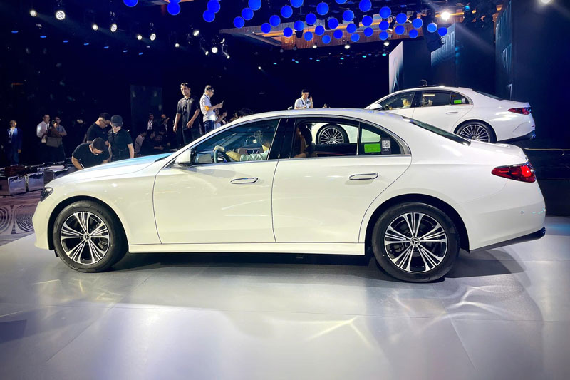 Mercedes-Benz E-Class thế hệ mới ra mắt tại Việt Nam, giá từ 2,449 tỷ đồng