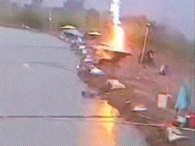 Đang thong thả câu cá, cần thủ bất ngờ bị sét đánh ngã ngửa và cái kết khó tin