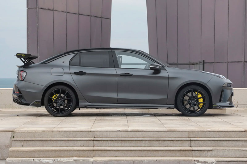 Xe sedan thể thao công suất 350 mã lực, giá từ 450 triệu đồng, so kè với Honda Civic Type R