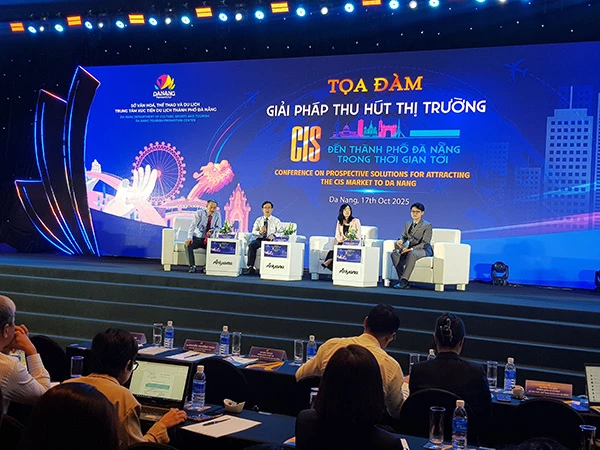 Toạ đàm sáng ngày 17/10 về giải pháp thu hút khách từ thị trường CIS đến Đà Nẵng.  Toạ đàm sáng ngày 17/10 về giải pháp thu hút khách từ thị trường CIS đến Đà Nẵng.