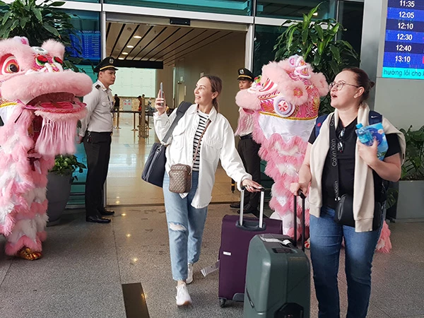 Chào đón khách từ Kazakhstan (thuộc khu vực CIS) đến Đà Nẵng. Chào đón khách từ Kazakhstan (thuộc khu vực CIS) đến Đà Nẵng.