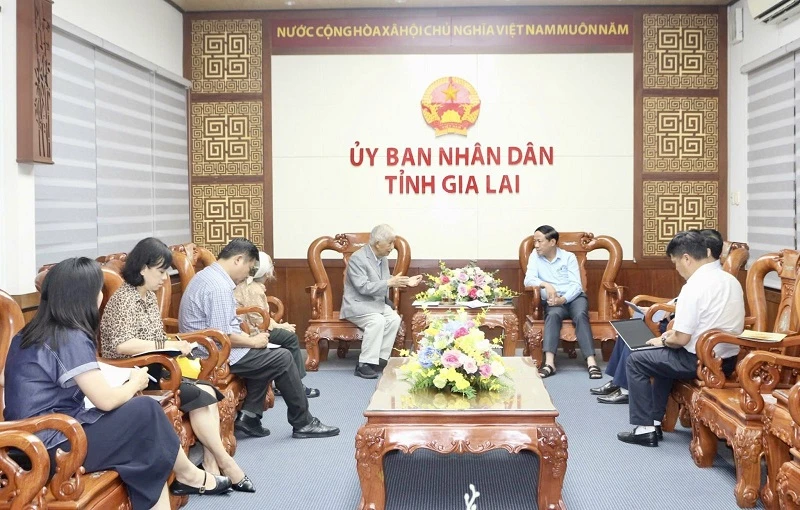 Chủ tịch UBND tỉnh Gia Lai tiếp và làm việc với GS Trần Thanh Vân. Chủ tịch UBND tỉnh Gia Lai tiếp và làm việc với GS Trần Thanh Vân.