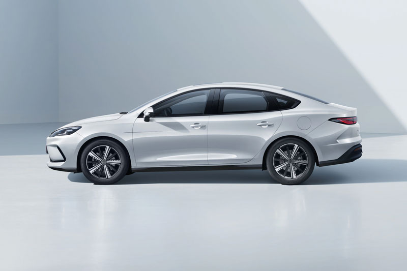 Xe sedan hạng C động cơ PHEV đầu tiên ra mắt tại Việt Nam, giá 696 triệu đồng