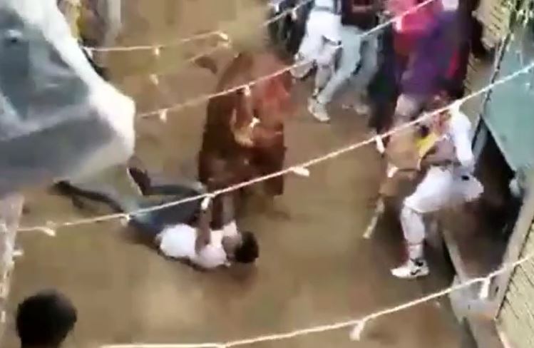 Bò đực húc nam thanh niên giữa phố, người dân liều mình đánh lạc hướng cứu nạn nhân