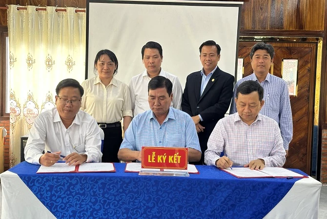 Đại diện ngành công thương Cần Thơ, xã Trường Thành và doanh nghiệp ký kết bien