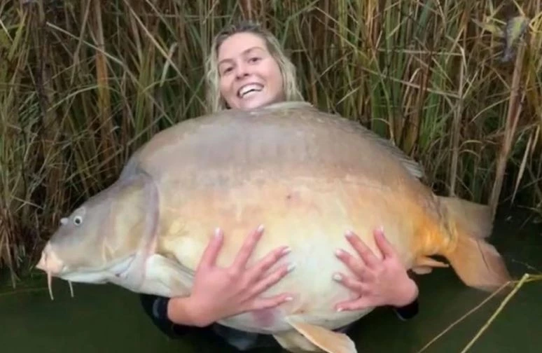 Jacqueline Horvath bên con cá chép mà mình câu được.