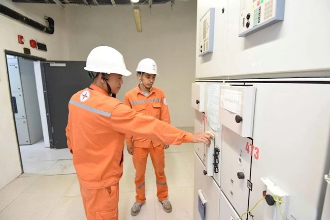 Công nhân EVNHANOI kiểm tra thiết bị tủ điều khiển tại Nhà Quốc hội Công nhân EVNHANOI kiểm tra thiết bị tủ điều khiển tại Nhà Quốc hội