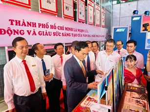 Tặng 'Cây tri thức' và 126.000 cuốn sách cho sinh viên