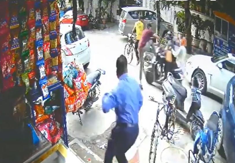 Cảnh sát tung cú đá ‘chớp nhoáng’, hạ gục hai tên cướp đang phóng xe bỏ trốn