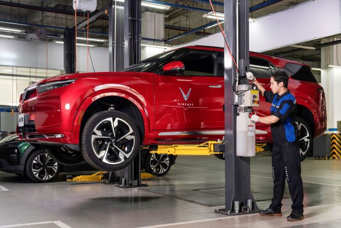 VinFast hỗ trợ khách hàng sửa chữa xe hư hỏng do mưa lũ