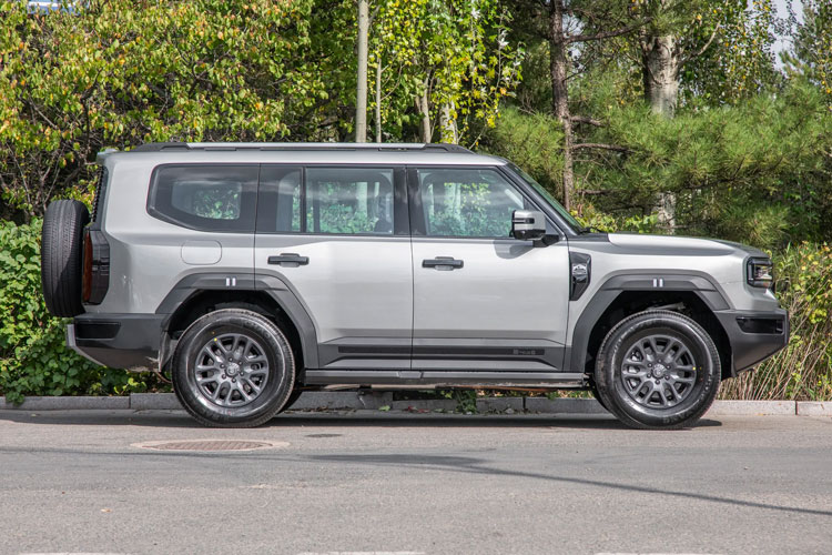 SUV địa hình công suất 748 mã lực, có thể vượt sông, chịu sét đánh, giá hơn 1,2 tỷ đồng