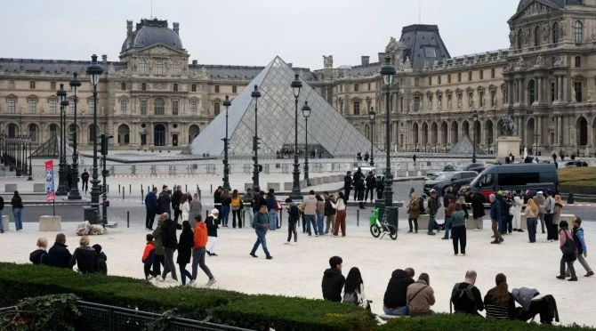 Khách du lịch và du khách đi bộ trước bảo tàng Louvre sau khi bảo tàng đóng cửa sau vụ cướp vào Chủ Nhật. Ảnh: NBCnews. Khách du lịch và du khách đi bộ trước bảo tàng Louvre sau khi bảo tàng đóng cửa sau vụ cướp vào Chủ Nhật. Ảnh: NBCnews.