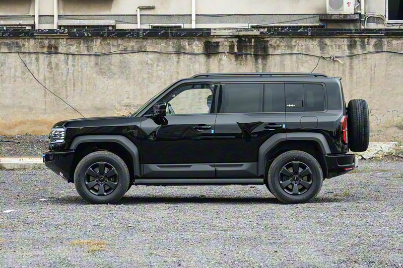 SUV địa hình công suất 677 mã lực, thiết kế hầm hố, giá gần 1 tỷ đồng