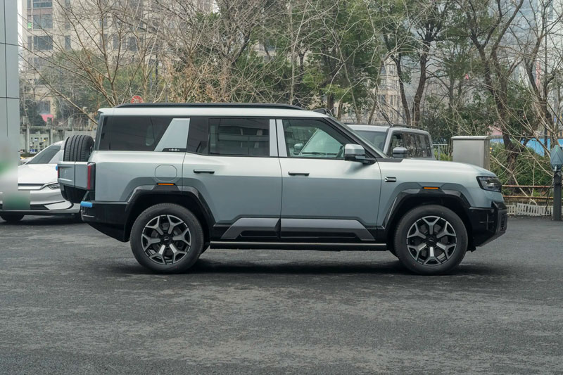 Xe gầm cao dài gần 5,2 mét, công suất 738 mã lực, giá hơn 1,4 tỷ đồng