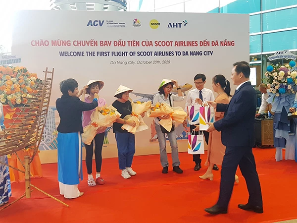 Tặng hoa và quà lưu niệm cho các vị khách đầu tiên trên chuyến bay TR314 của Scoot Airlines hạ cánh sân bay Đà Nẵng chiều ngày 20/10. Tặng hoa và quà lưu niệm cho các vị khách đầu tiên trên chuyến bay TR314 của Scoot Airlines hạ cánh sân bay Đà Nẵng chiều ngày 20/10.