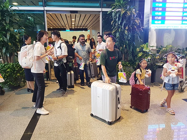 Các hành khách trên chuyến bay tỏ ra hào hứng khi đặt chân xuống sân bay Đà Nẵng. Các hành khách trên chuyến bay tỏ ra hào hứng khi đặt chân xuống sân bay Đà Nẵng.