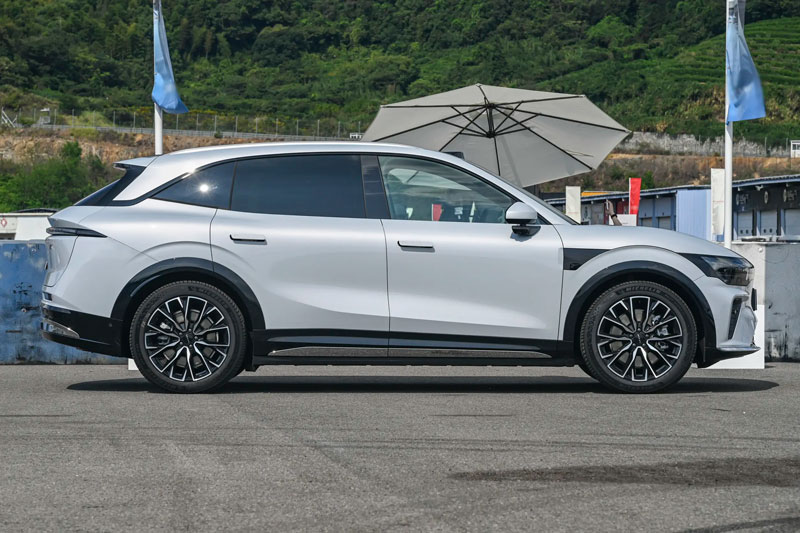 SUV hạng D công suất 784 mã lực, trang bị tối tân, giá hấp dẫn