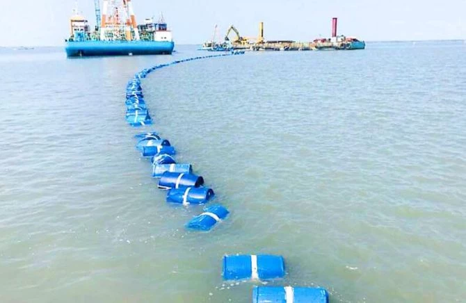 Một tàu lắp đặt cáp đang kết nối cáp Internet ngầm với điểm cập bến vào năm 2018. Ảnh: TeipaiTimes. Một tàu lắp đặt cáp đang kết nối cáp Internet ngầm với điểm cập bến vào năm 2018. Ảnh: TeipaiTimes.