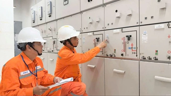 Công nhân EVNHANOI kiểm tra thiết bị tại phòng điều khiển hệ thống điện Trung tâm Hội nghị Quốc gia