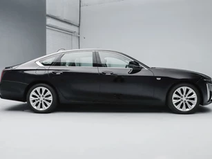 Đối thủ của Mercedes-Benz S-Class ra mắt, giá gần 1,1 tỷ đồng