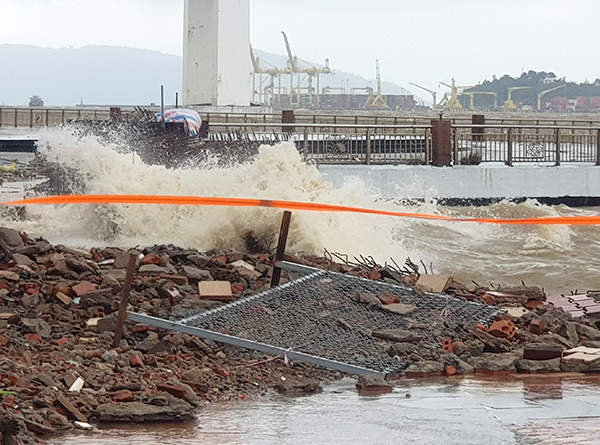 &#x110;&#xE0; N&#x1EB5;ng: Gi&#x1EA3; m&#x1EA1;o v&#x103;n b&#x1EA3;n cho ngh&#x1EC9; l&#xE0;m vi&#x1EC7;c, &#x111;&#xF3;ng c&#x1EED;a ch&#x1EE3; do b&#xE3;o s&#x1ED1; 12